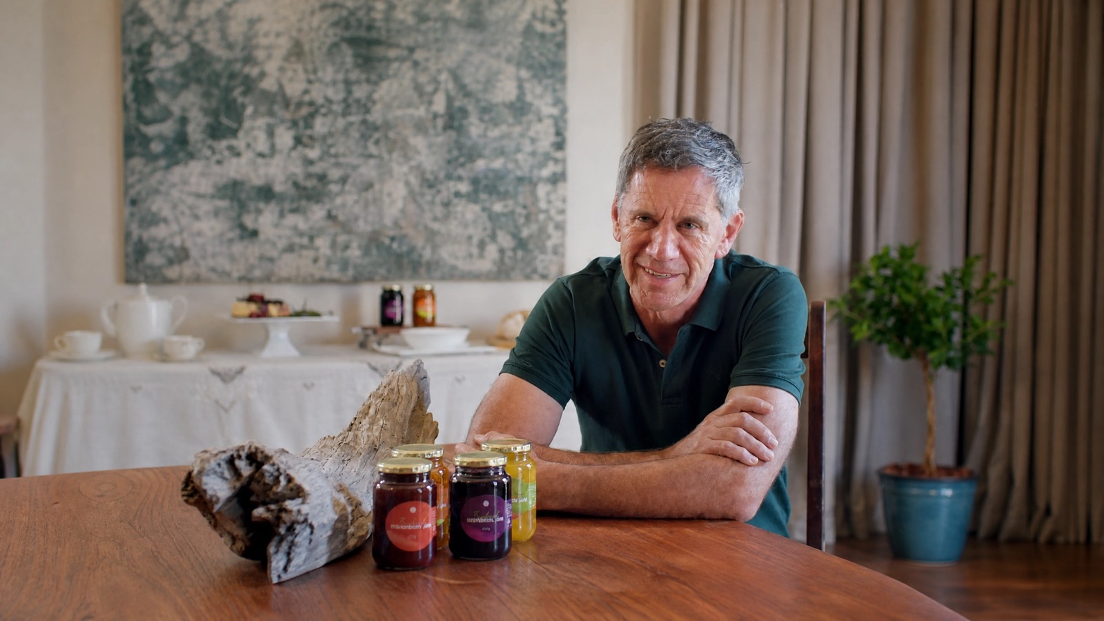 Loutjie du Toit with the Zuidvaal range on the farmhouse table — filmed for Nisboere (VIA) at Bloukop Farm