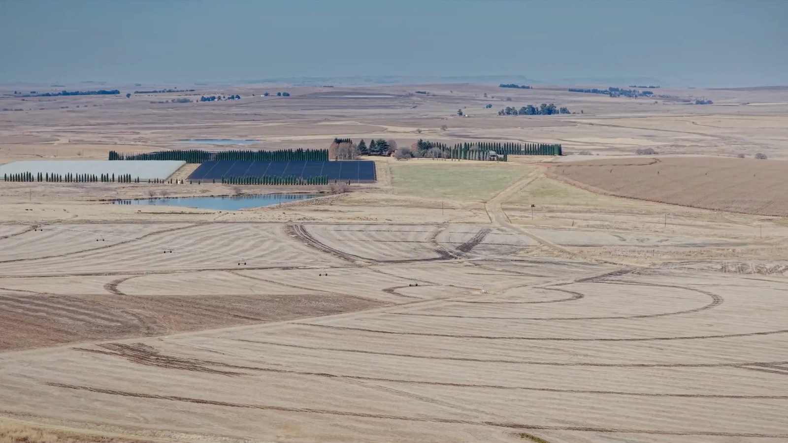 Bloukop Farm from the air in winter — the Mpumalanga Highveld fields, dam and homestead windbreaks seen in the Nisboere episode